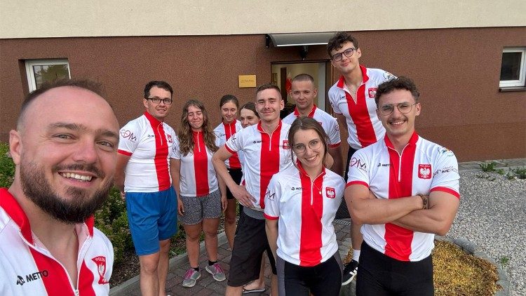 Grupa młodzieży w drodze do Rzymu 