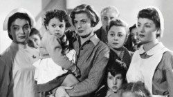 Ingrid Bergman no filme "Europa '51'", com Giulietta Masina atrás