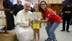 Papst Leo XIV. mit Teilnehmern des Sommerferienlagers für Kinder von Vatikanmitarbeitern 
