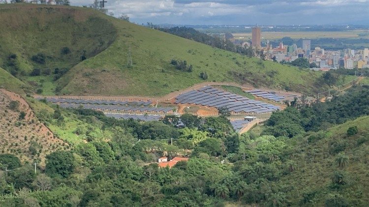 O projeto conta com cerca de 12 mil placas solares pra gerar energia limpa