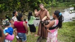 Frei Paolo Maria Braghini junto aos indígenas