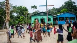 Un gruppo di bambini dell'Amazzonia