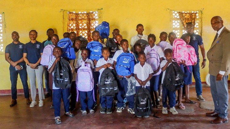 22 crianças do Orfanato de Nhamatanda beneficiaram dos kits e material escolar doados pela UCM