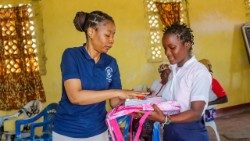 Universidade Católica de Moçambique (UCM) apoia com uniformes e material escolar ao Centro Orfanato de Nhamatanda (Beira, Moçambique)