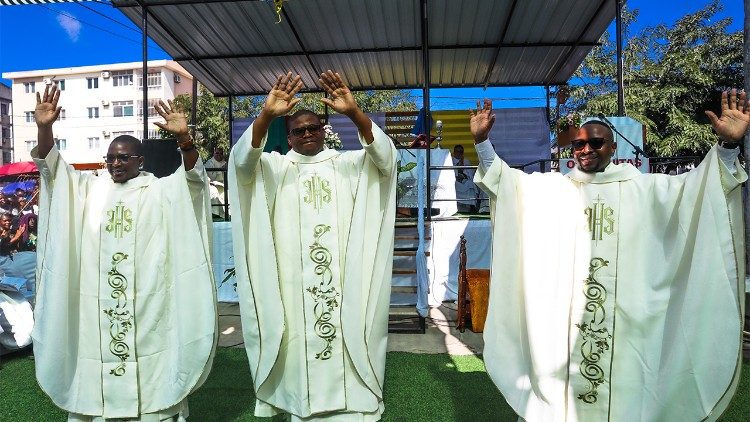 Os recém-oredenados Guidione Frederico, Lucas Paulo e Manuel Chingole saúdam os fiéis