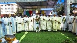 Ordenação sacerdotal de três Jesuítas na arquidiocese da Beira, pelo arcebispo Dom Claudio Dalla Zuanna