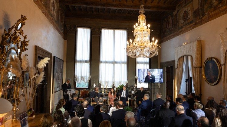 La mesa de los ponentes durante la presentación del Meeting de Rímini 2025.