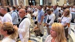 Polacy jak zwykle licznie przybyli na Mszę św. przy grobie św. Jana Pawła II (Wojciech Rogacin)