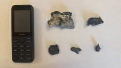 Auch das Gebäude der Apostolischen Nuntiatur in Kyiv wurde beim Raketen- und Drohnenangriff in der Nacht vom 9. auf den 10. Juli beschädigt - hier einige der gefundenen Splitter