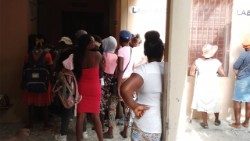 Ludzie na Haiti szukają wsparcia w instytucjach kościelnych