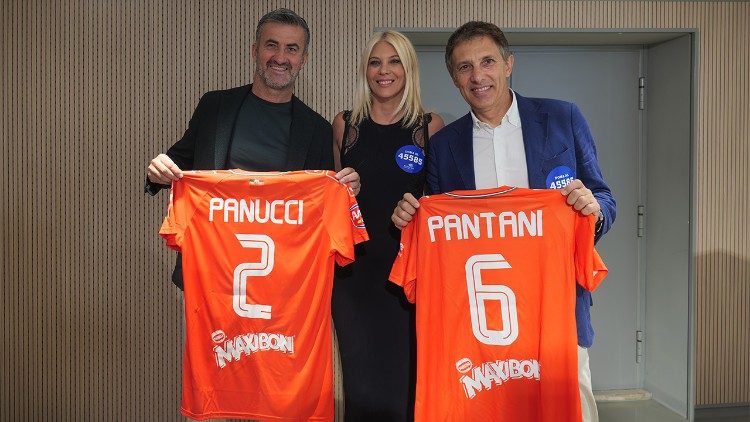 Christian Panucci y Ubaldo Pantani junto a Eleonora Daniele durante la presentación del Partido del Corazón.