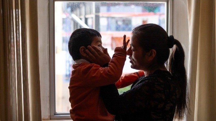 Mujeres acogidas junto a sus hijos en la casa refugio de la Fundación Cristo Vive