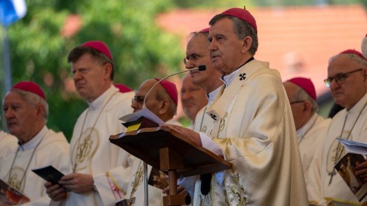 Nadbiskup Vukšić tijekom pozdrava na početku misnog slavlja u prigodi Jubilejske proslave u Tomislavgradu (foto: KTA BiH)
