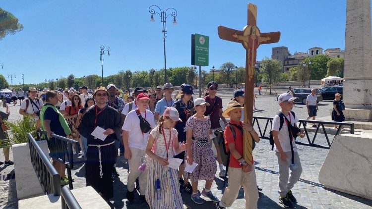 Continúan las peregrinaciones de las diócesis y diversas realidades eclesiales a la Puerta Santa de la Basílica de San Pedro.