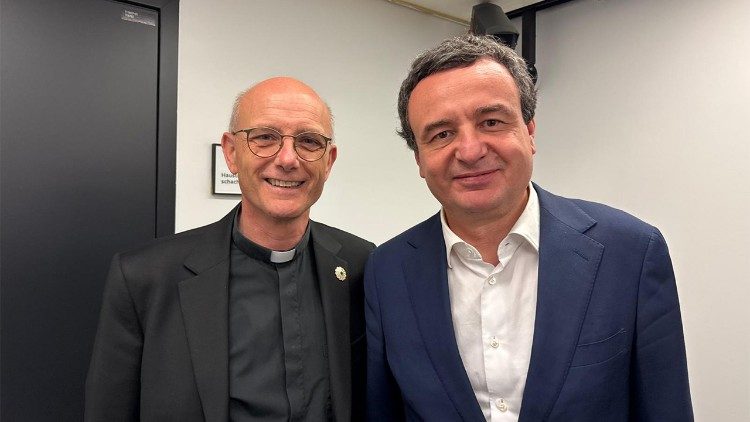 Renovabis-Chef Thomas Schwartz und der kosovarische Ministerpräsident Albin Kurti in Srebrenica