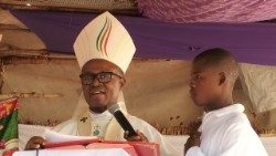 Dom Inácio Saúre, durante a Missa dos 75 anos da Paróquia Imaculado Coração de Maria, de Anchilo (Nampula, Moçambique)