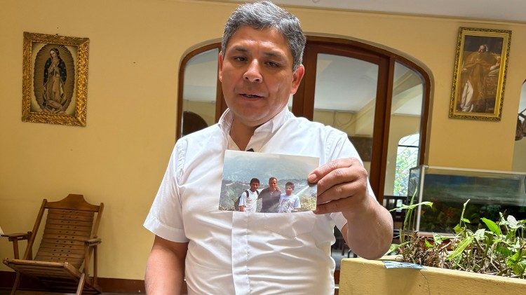 Padre Ramiro Castillo mostra una foto con padre Robert Francis Prevost