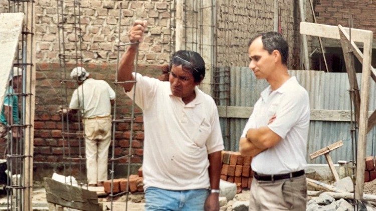 Un giovane Prevost monitora i lavori nei cantieri delle parrocchie di Trujillo