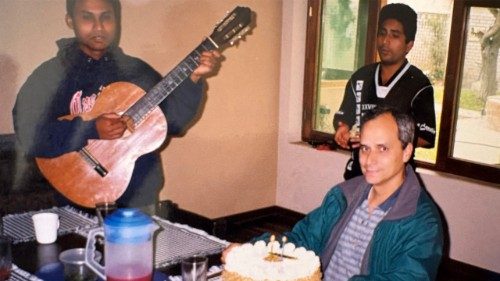 Roberto, il parroco “jovencito” che a Trujillo tutti volevano accanto