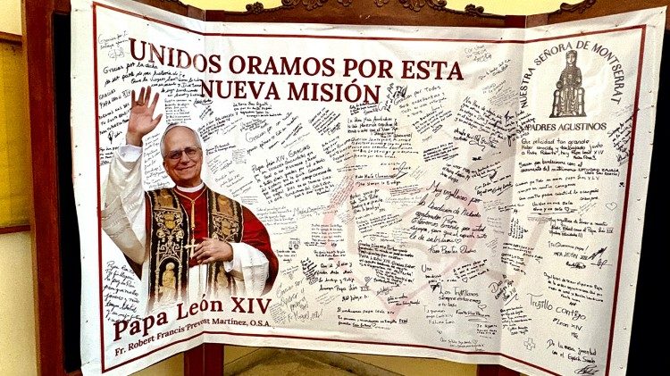 Il cartellone in omaggio a Papa Leone XIV nella parrocchia di Santa Rita