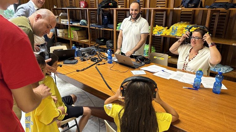 Algumas crianças da Colônia de Férias participaram do programa Rádio Vaticana con Voi.