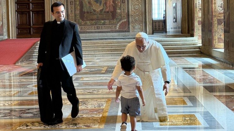 Le Pape ouvre grand les bras pour embrasser l'enfant