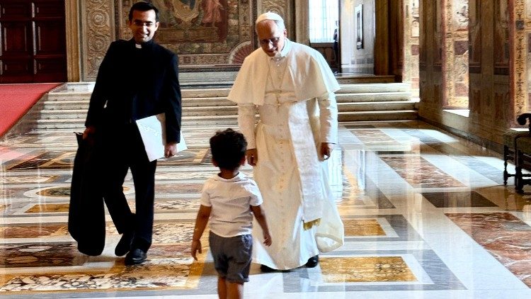 El primer encuentro entre el niño y el Papa (foto © Padre Bruno Silvestrini)