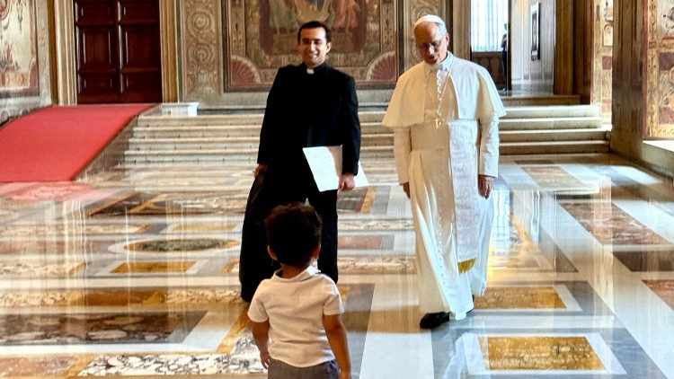 La première rencontre entre l'enfant et le Souverain Pontife
