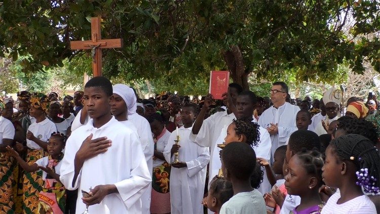 A celebração contou com centenas de fiéis, coros juvenis, catequistas e representantes das autoridades locais