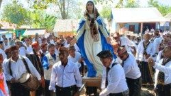 அன்னை மரியின் திருவிழாவில் மக்கள்