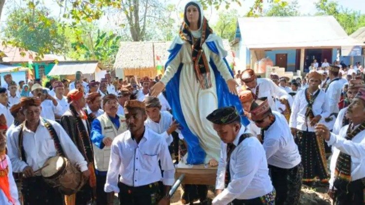 அன்னை மரியின் திருவிழாவில் மக்கள்