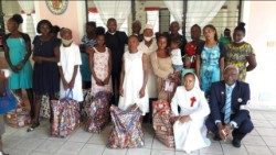 ஏழை மற்றும் நோய்வாய்ப்பட்ட மக்களுடன் கமில்லோ மறைப்பணியாளர்கள் 