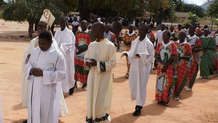 Padre Cassildo L. António, na Missa dos 75 anos da Paróquia do ICM de Anchilo, presidida pelo arcebispo D. Inácio Saúre