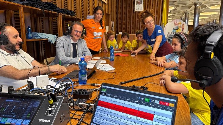 Émission de radio avec les enfants depuis la Salle Paul VI.