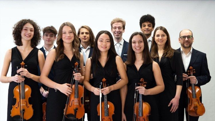 A orquestra é originalmente da cidade italiana de Selvazzano, na província de Pádua