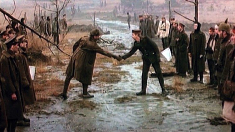 Una imagen del vídeo musical de la canción "Pipes of Peace" (1983)