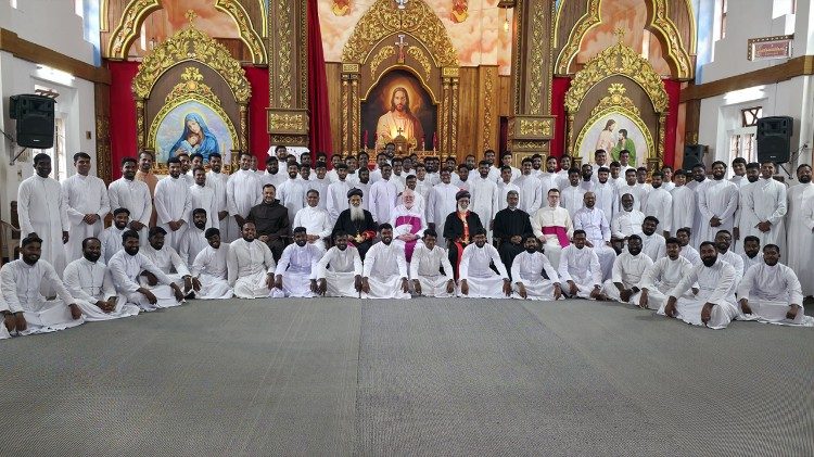 Foto di gruppo al termine della cerimonia di posa della prima pietra del nuovo Istituto di Teologia a Trivandrum
