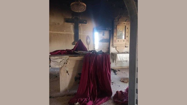 Igreja de São Miguel, em Al-Sura, após ser atacada por desconhecidos.