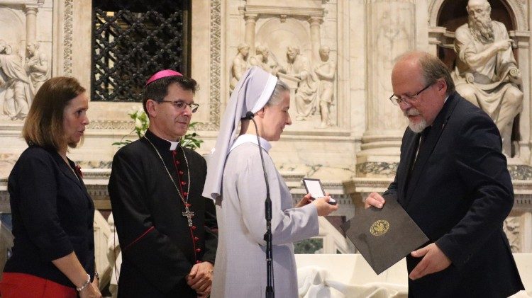 S. Ewa Walenciak CSFN odbiera medal w imieniu wspólnoty zakonnej (fot. polovers.it)
