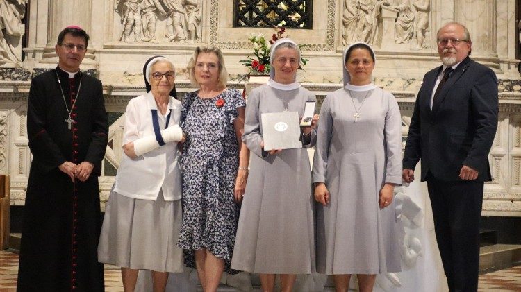 2025.07.17 Siostry nazaretanki z Loreto, odznaczone złotym medalem Reipublicae Memoriae Meritum (fot.  polovers.it)