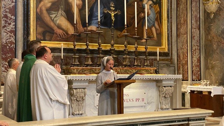 Msza przy grobie Papieża Polaka to szczególne wydarzenie dla jego rodaków