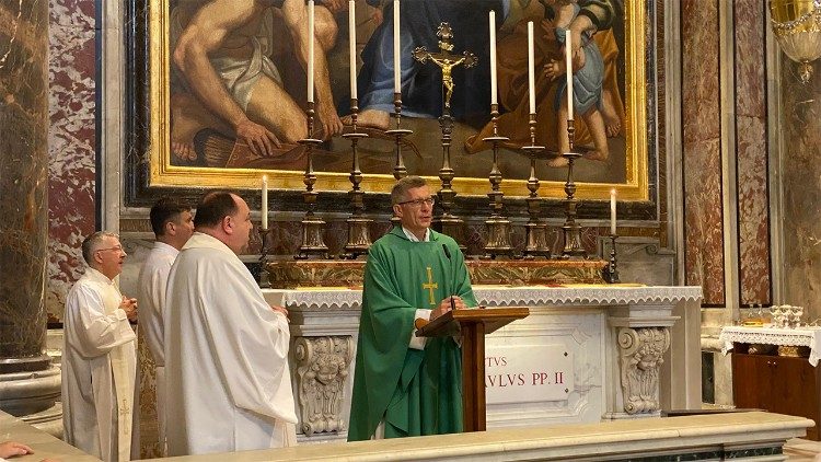 2025.07.17 Ks. Piotr Bajor przewodniczący czwartkowej Mszy św. przy grobie św. Jana Pawła II