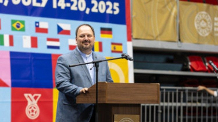 T&ouml;r&ouml;k Csaba atya, a KIDS vezetője