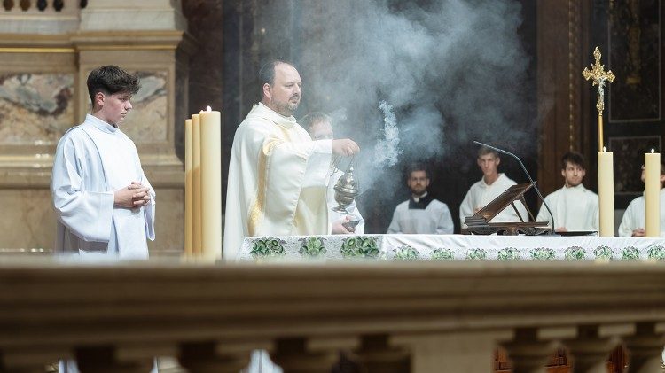 T&ouml;r&ouml;k Csaba atya szentmis&eacute;t celebr&aacute;l a tal&aacute;lkoz&oacute; r&eacute;sztvevőinek