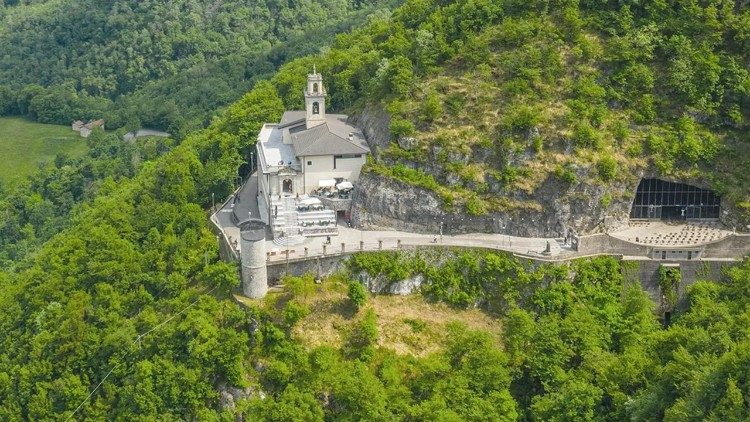 கொர்னபூசா அன்னை மரியா திருத்தலம் 