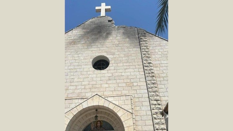 La Cruz permanece firme en la Parroquia de la Sagrada Familia en Gaza.