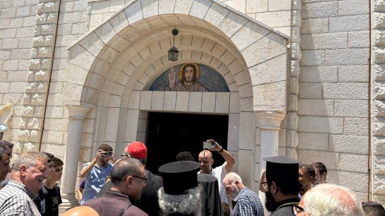 L'ingresso nella Chiesa danneggiata dall'attacco del tank israeliano ieri