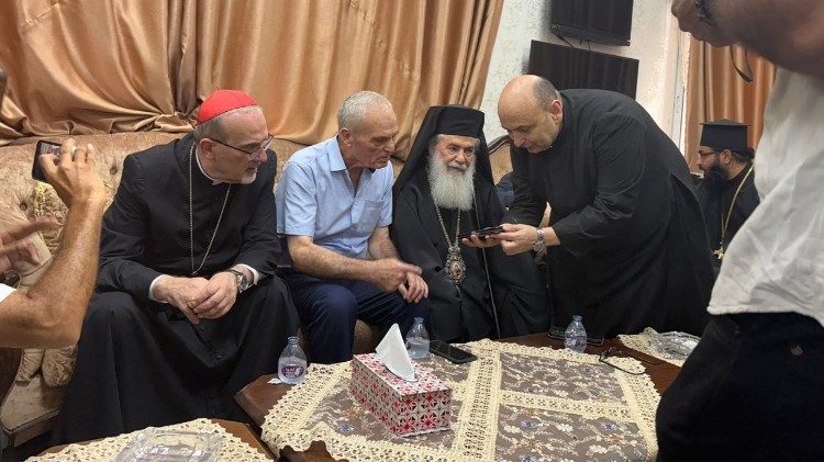 La visite des deux patriarches dans la paroisse de la Sainte-Famille à Gaza.