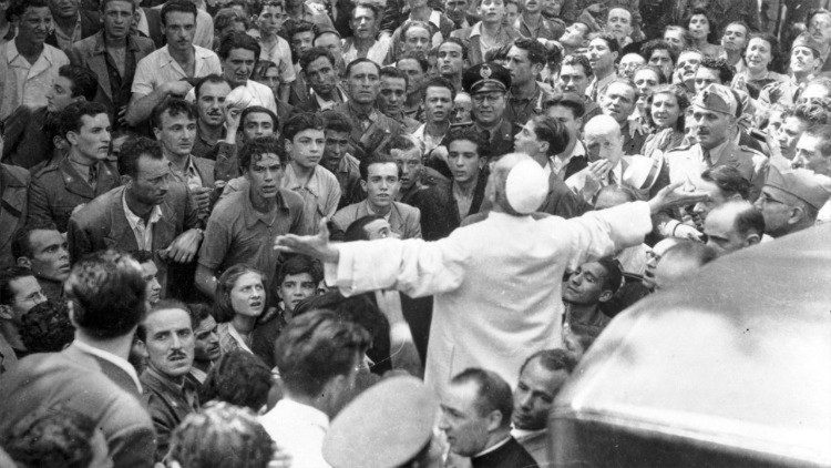 Pius XII among the crowd after the bombing of Rome in 1943.