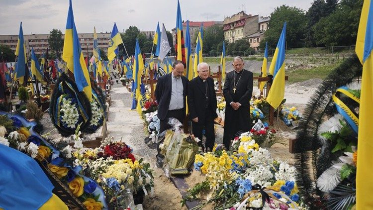 Bishop Crociata and Fr Barrios Prieto visit a Ukrainian military graveyard